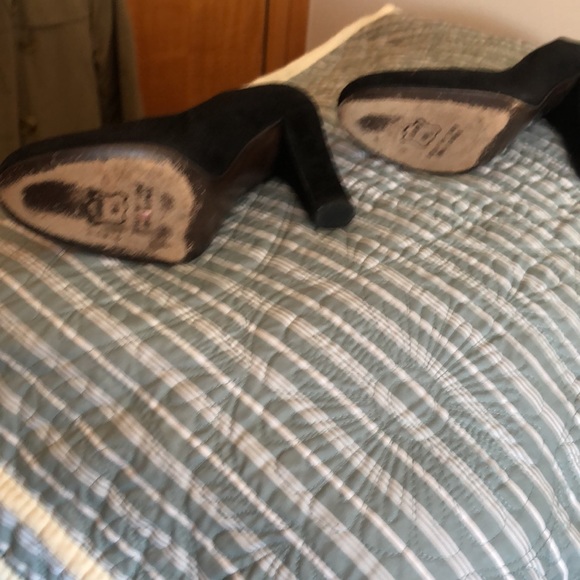 Stuart Weitzman. Round toe suede pump. - Picture 3 of 3